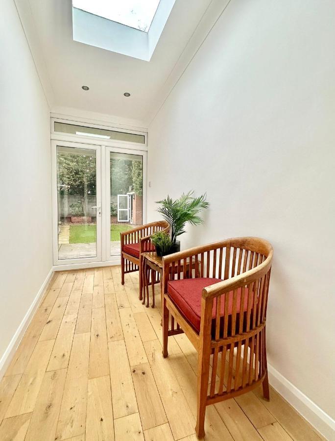 Retreat To A Stylish Ensuite In London Exterior photo